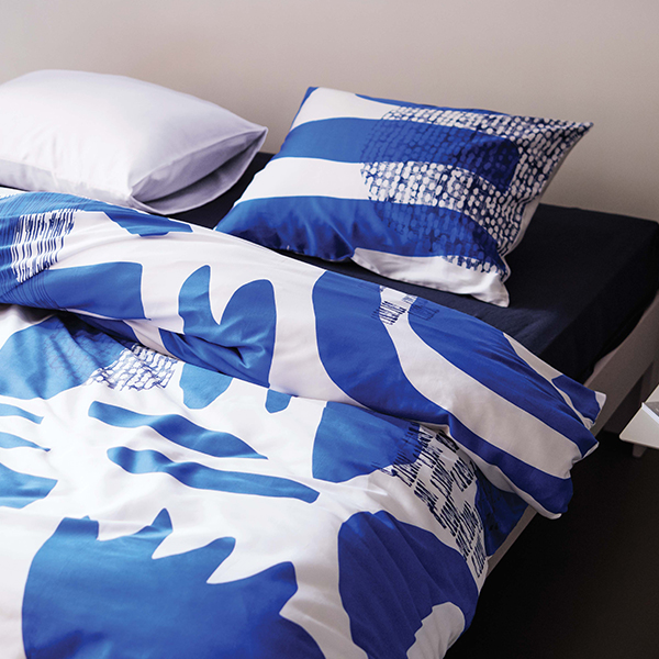 Bettwäsche Echo blue auf Bett Auronde